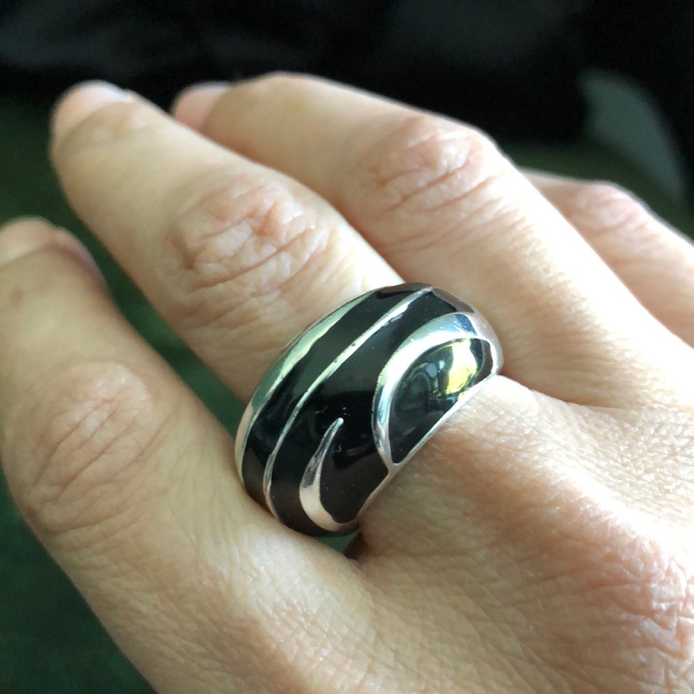 Metal painted ring. Black, silver colors. Sturdy! No markings on the ring.